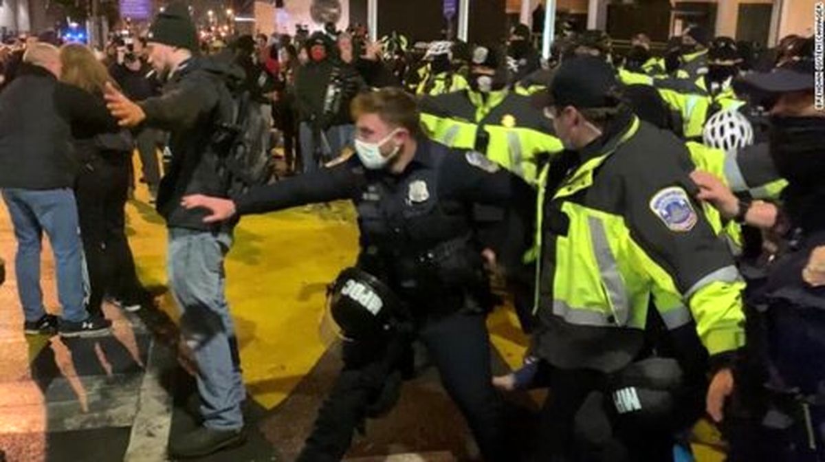 درگیری خونین طرفداران ترامپ با پلیس +عکس