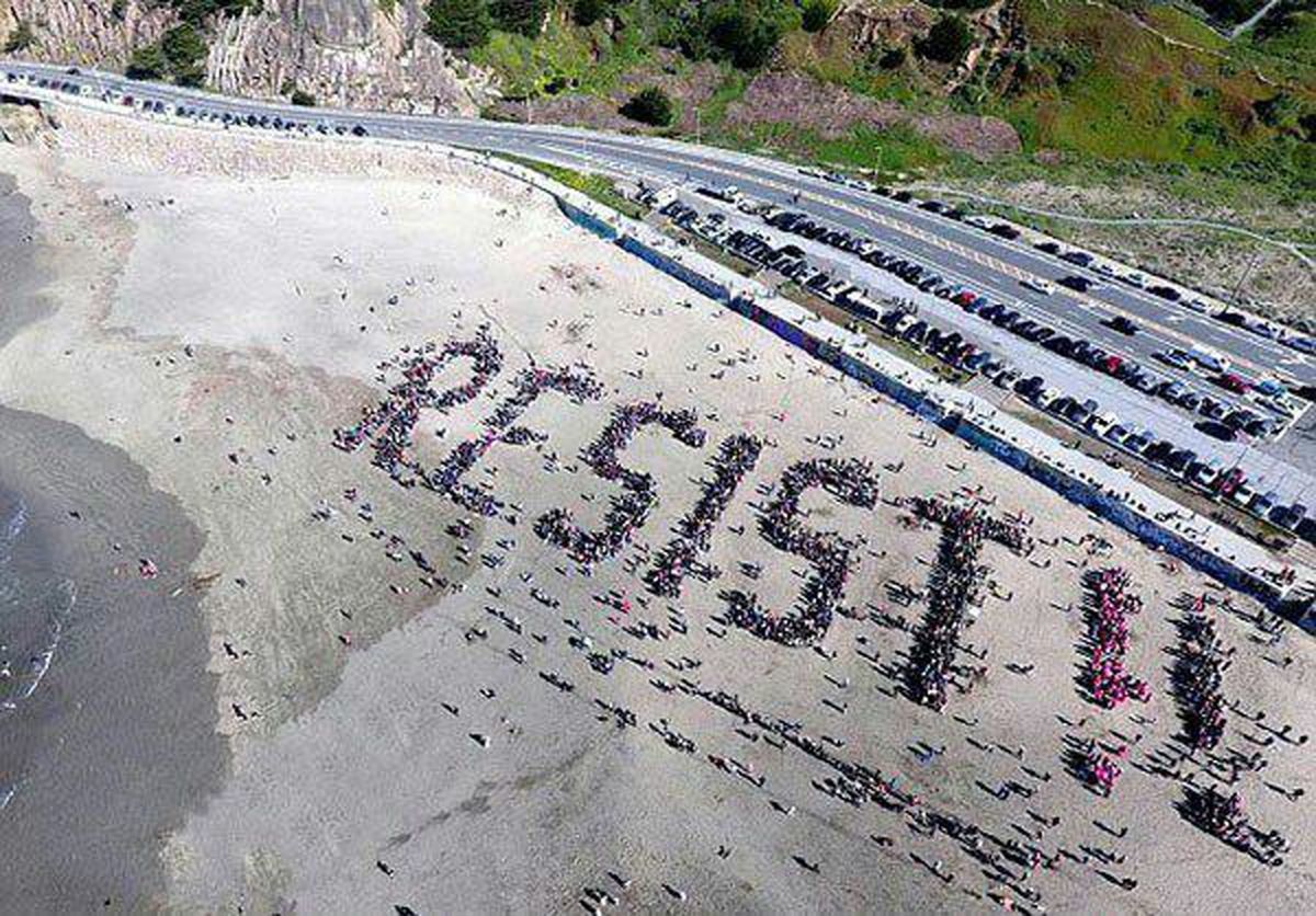 عکس: کلمه «مقاومت» در سواحل امریکا حک شد!