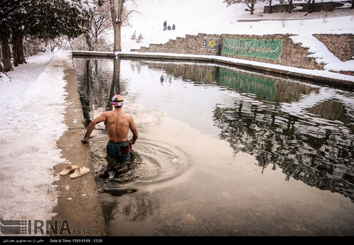 تصاویر: شنای مرد سنندجی در استخر آب‌ یخ
