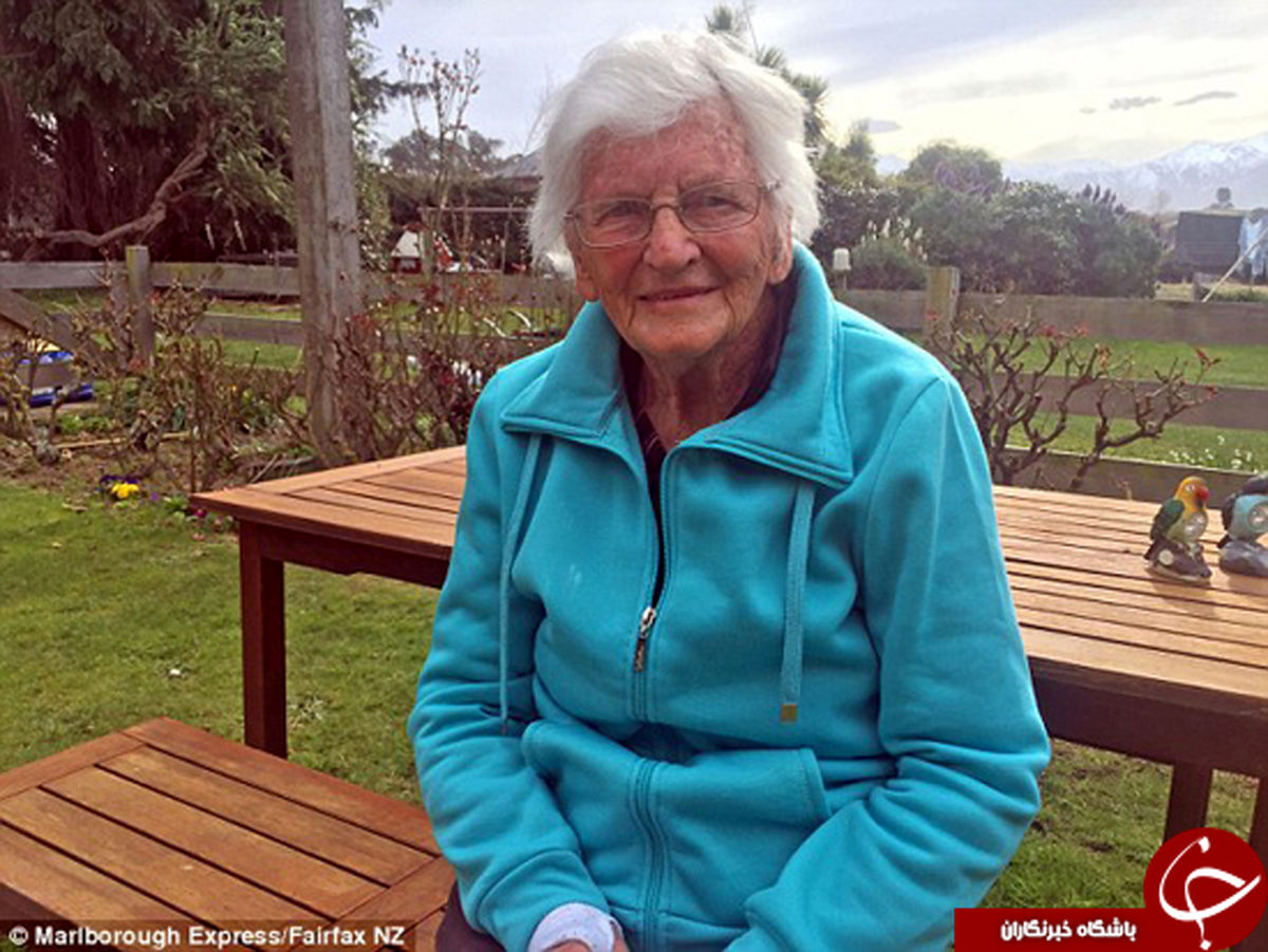 نجات پیرزن ۱۰۰ ساله از زیر آوار زلزله ۷.۸ ریشتری! +تصاویر