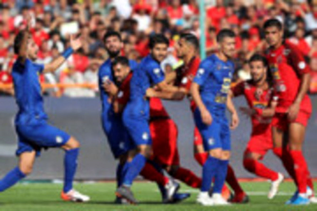 درگیری بازیکنان استقلال و پرسپولیس در دقایق پایانی مسابقه +فیلم