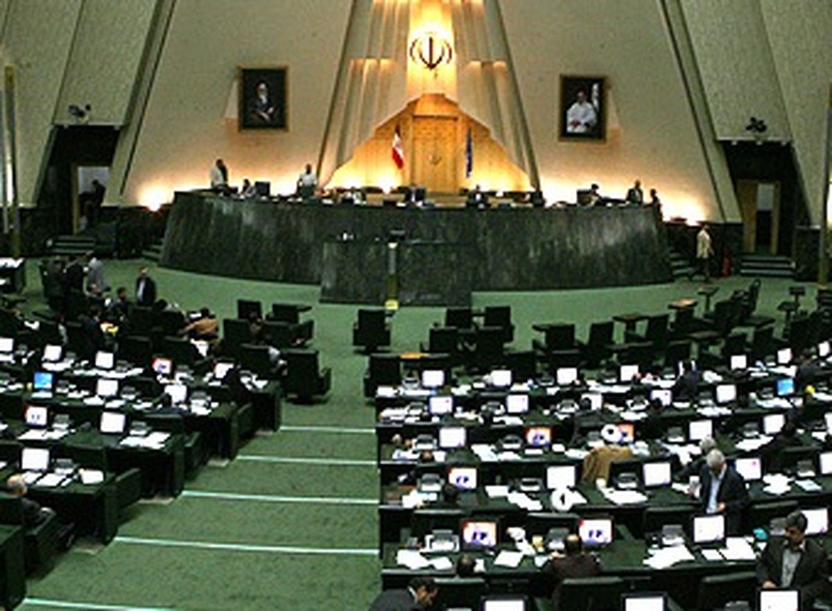 عدم نقدپذیری رئیس جمهور نوعی دیکتاتوری است/ دولت با این عظمت با ۲۲ نفر اخلال‌گر نمی‌تواند برخود کند؟