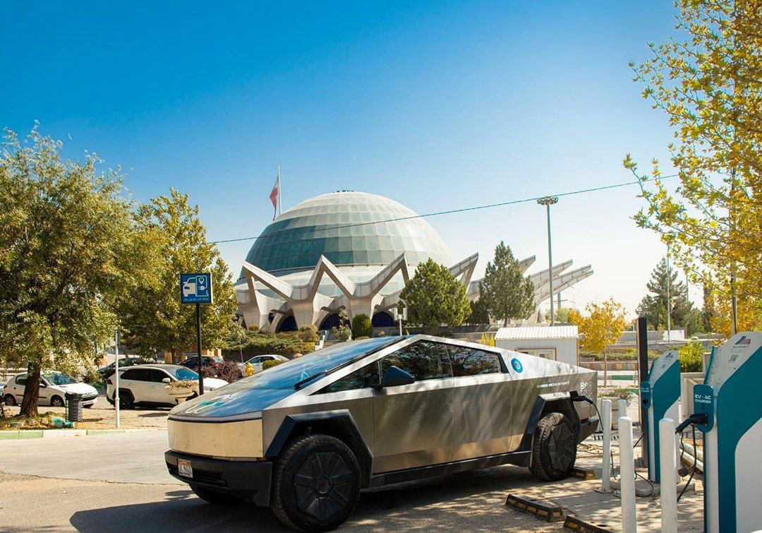 تصویری از یک خودروی تسلا درحال شارژ در تهران 