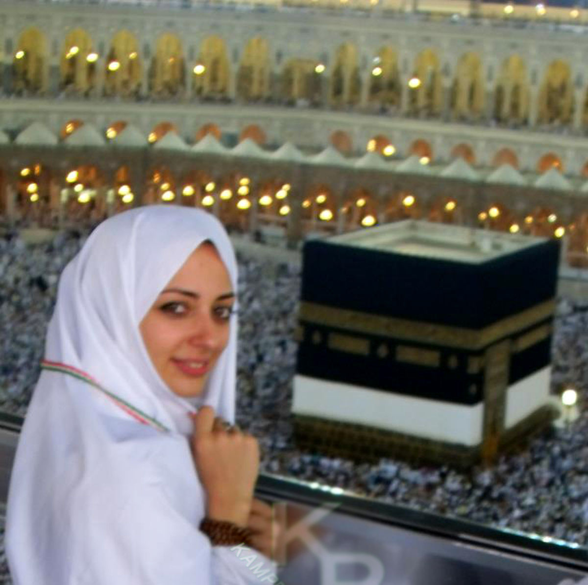 عکس/ نفيسه روشن کنار خانه خدا
