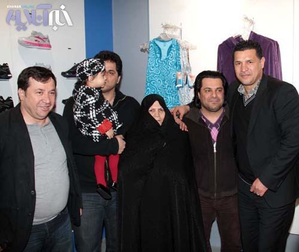 علی دایی در کنار مادرش/عکس