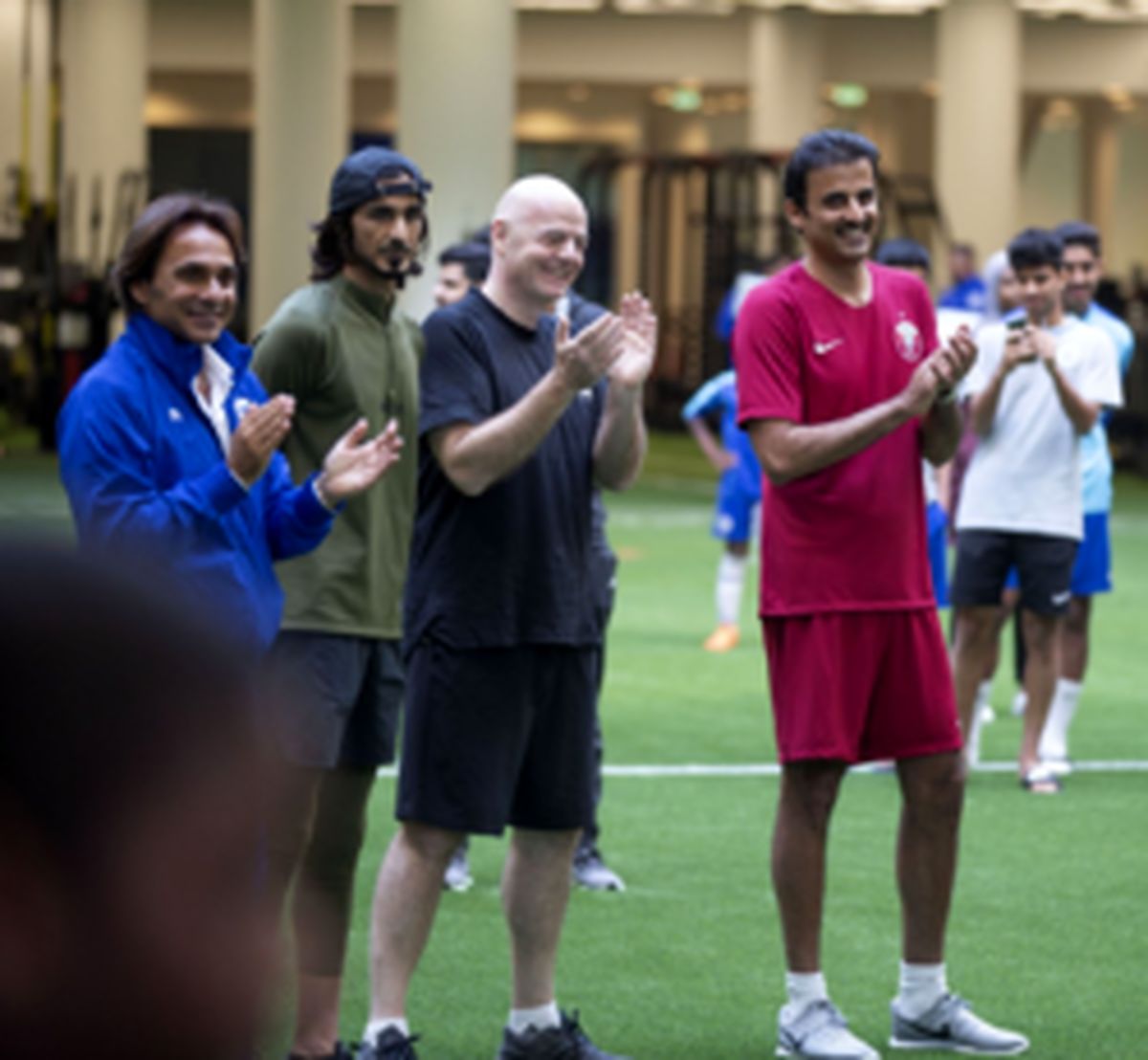 امیر قطر پا به توپ شد! +تصاویر