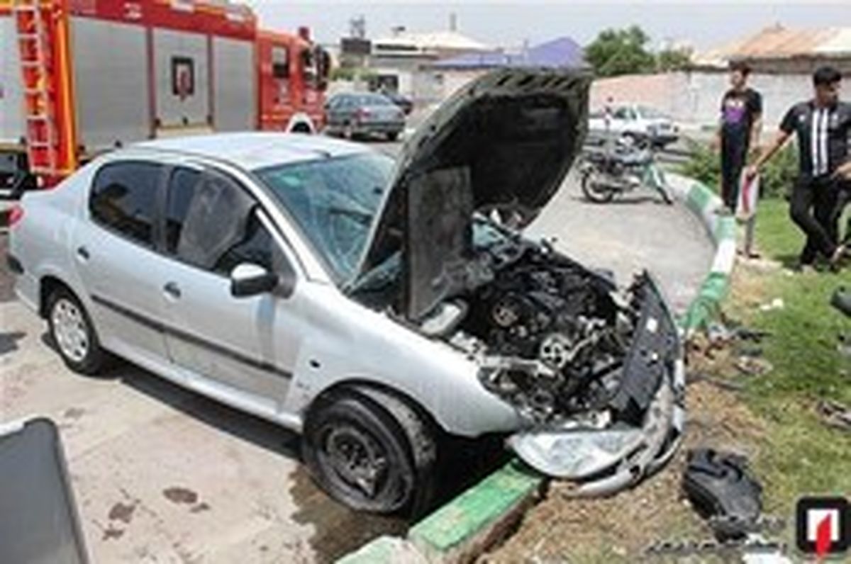 تصادف شدید پژو ۲۰۶ با جدول در بزرگراه شهید کریمی +تصاویر