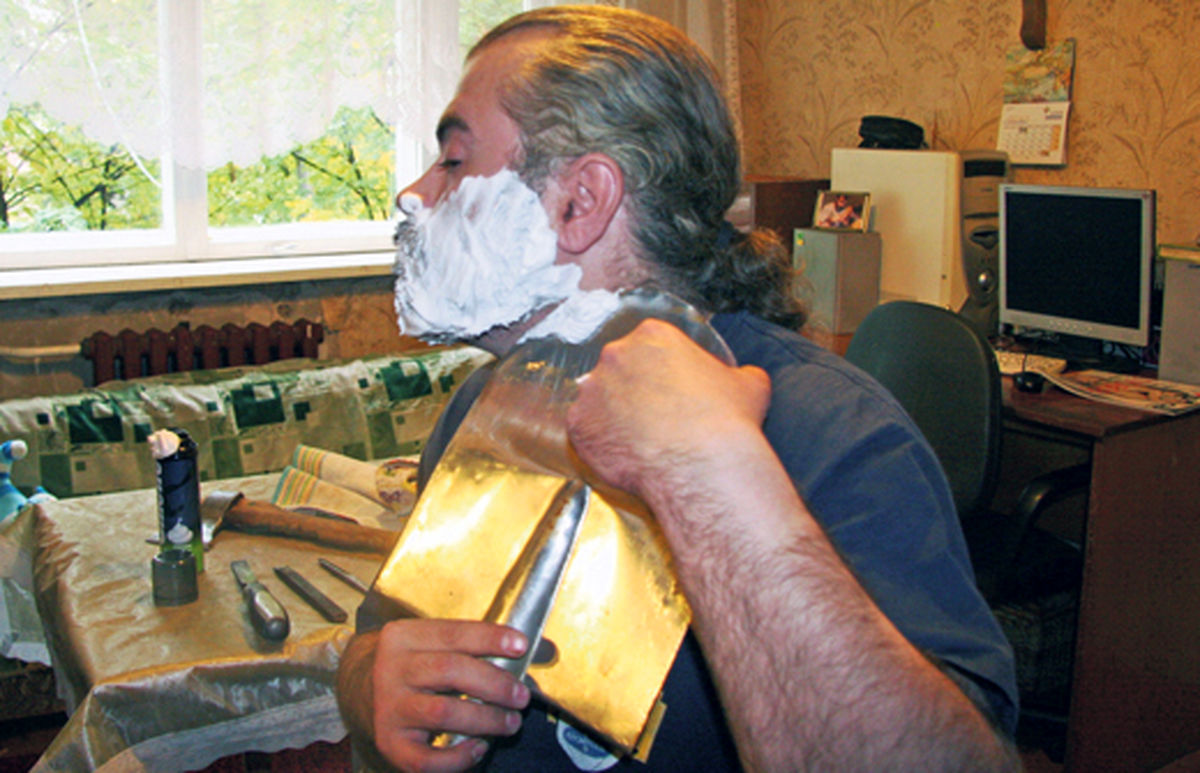 اصلاح عجیب صورت با بیل و تبر/ عکس