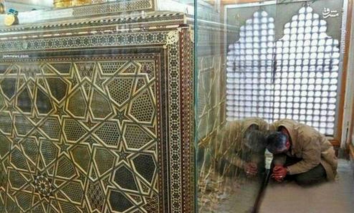 تصویری ویژه از نجوای حاج قاسم در کنار مزار حضرت زینب