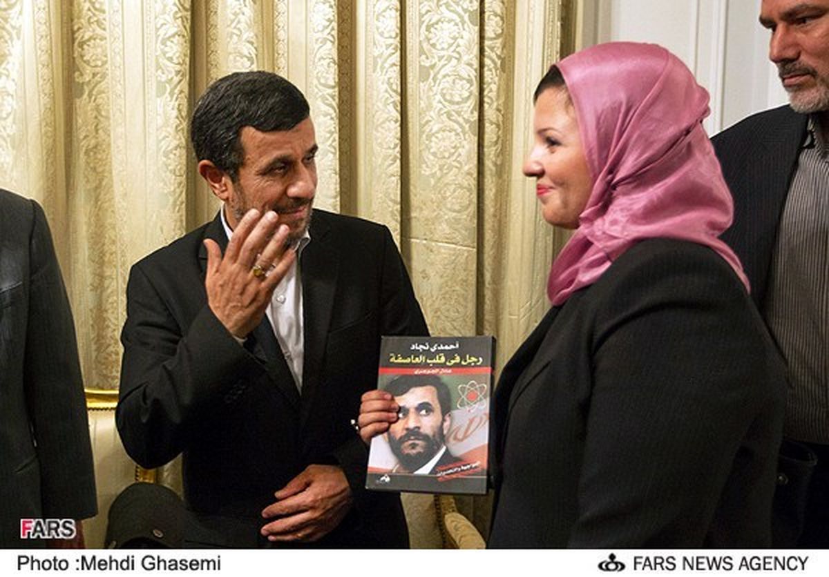 عکس/ احمدی نژاد مردی در مرکز طوفان