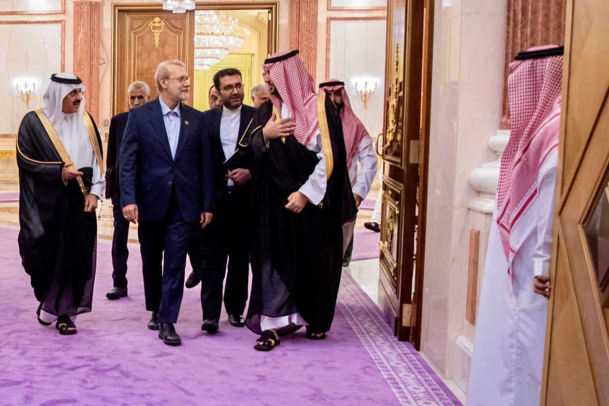 پیام‌های آشکار و پنهان سفر لاریجانی