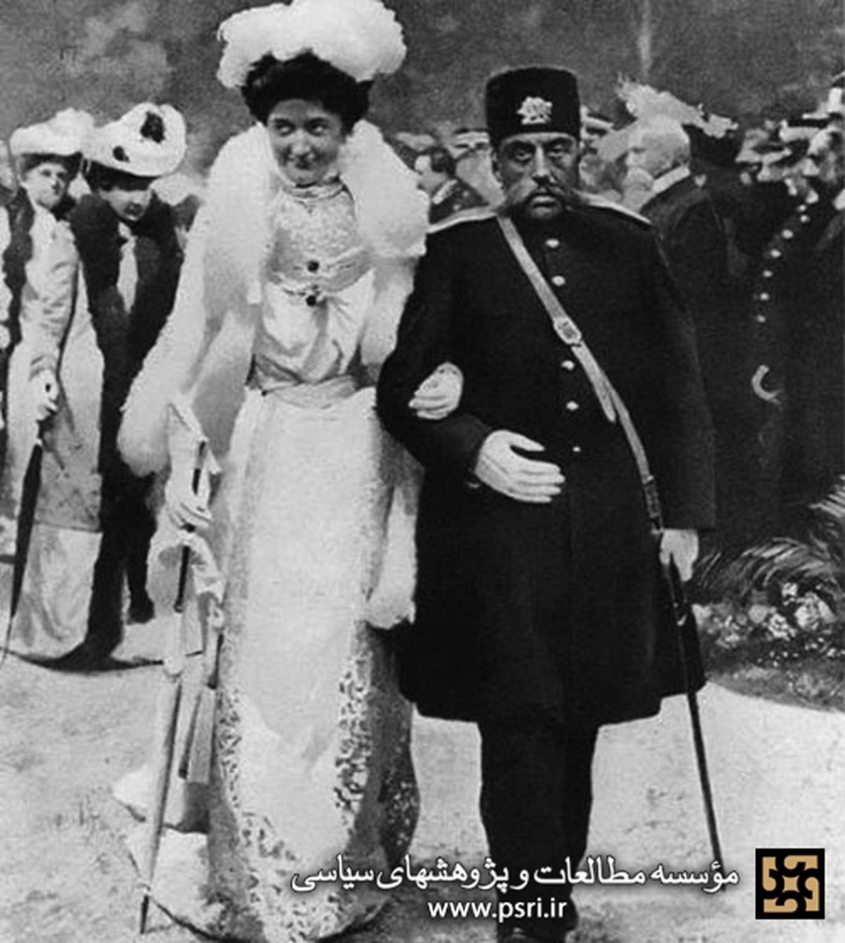 عکس: بُهت مظفرالدین شاه از رفتار غیرمنتظره ملکه انگلیس!