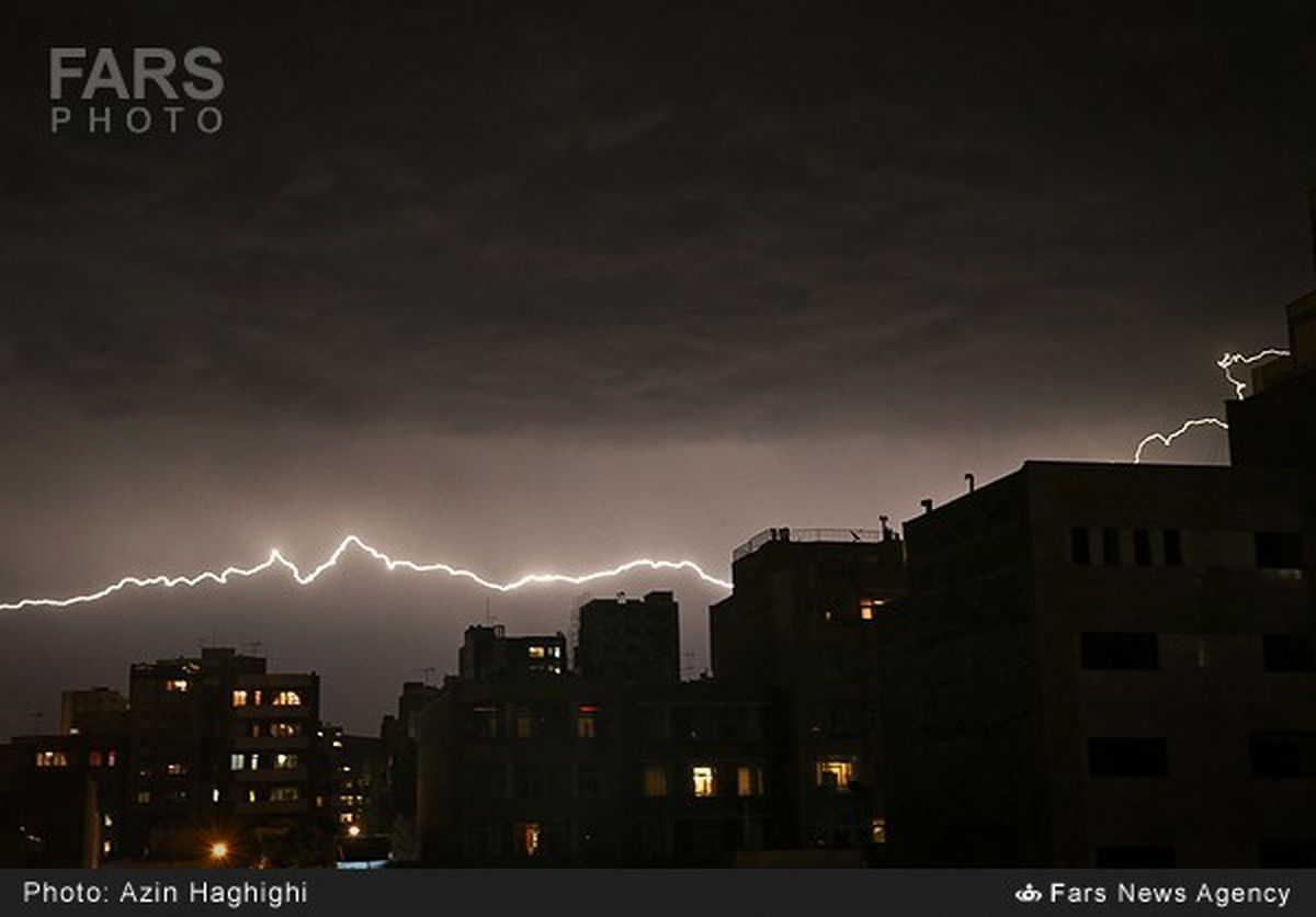 عکس/رعد برق در آسمان تبریز