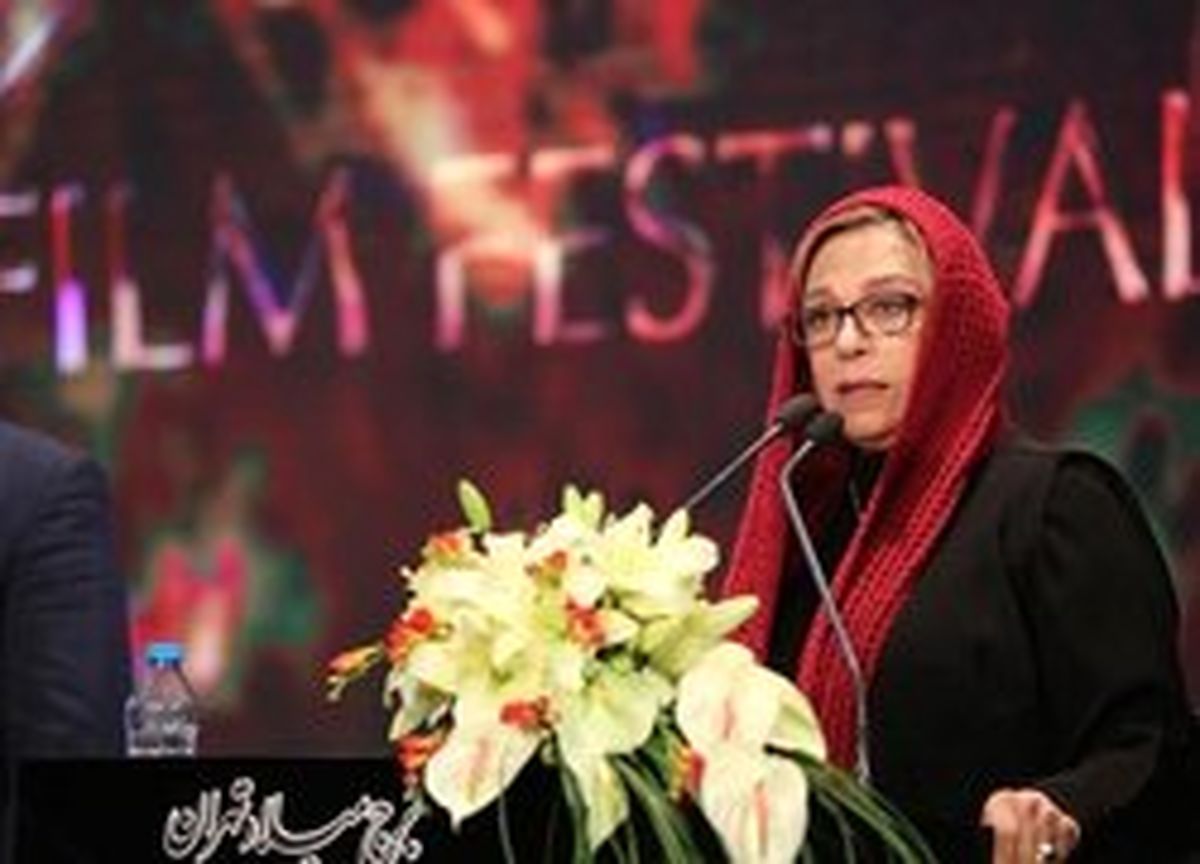 گوهر خیراندیش با چوبهای زیر بغل به جشنواره آمد! +عکس