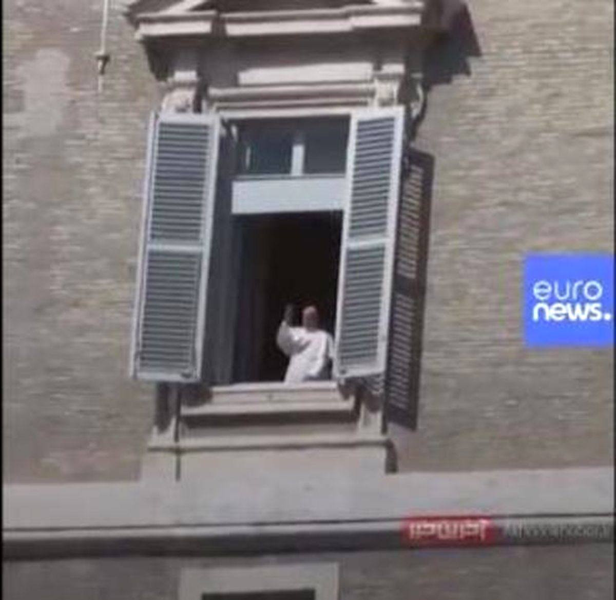 دست تکان دادن پاپ به میدان خالی! +فیلم