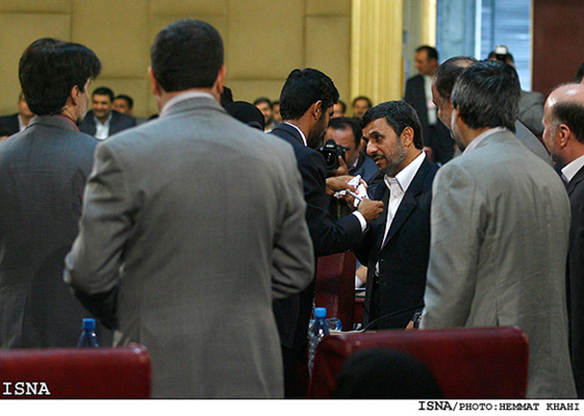 عکس/ کف‌زدن هیات‌رئیسه برای احمدی‌نژاد