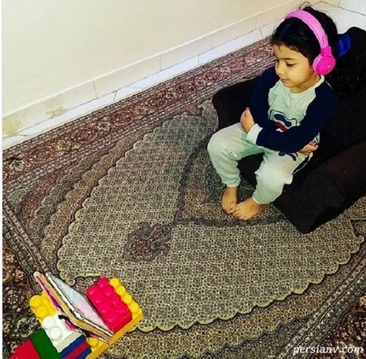 نشستن جالب لنیا دختر بازیگر معروف در کلاس آنلاین +عکس