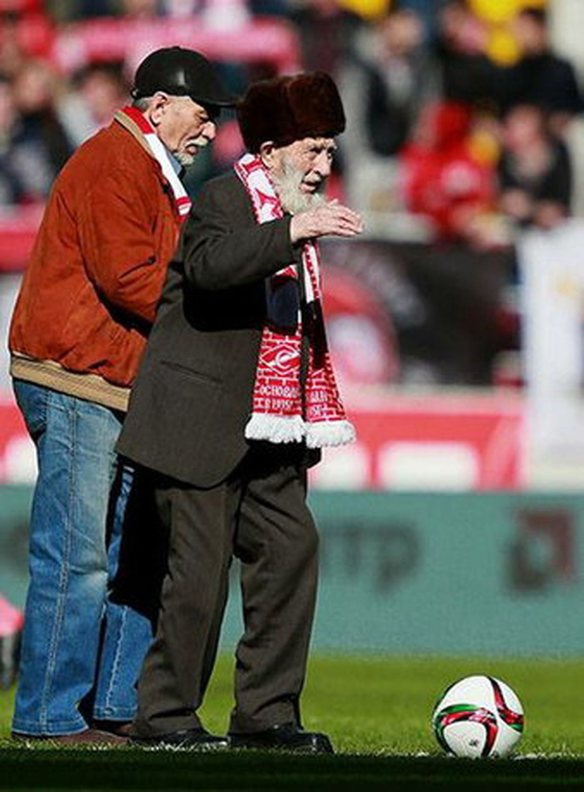 اتفاقی جالب در آغاز یک دربی/عکس