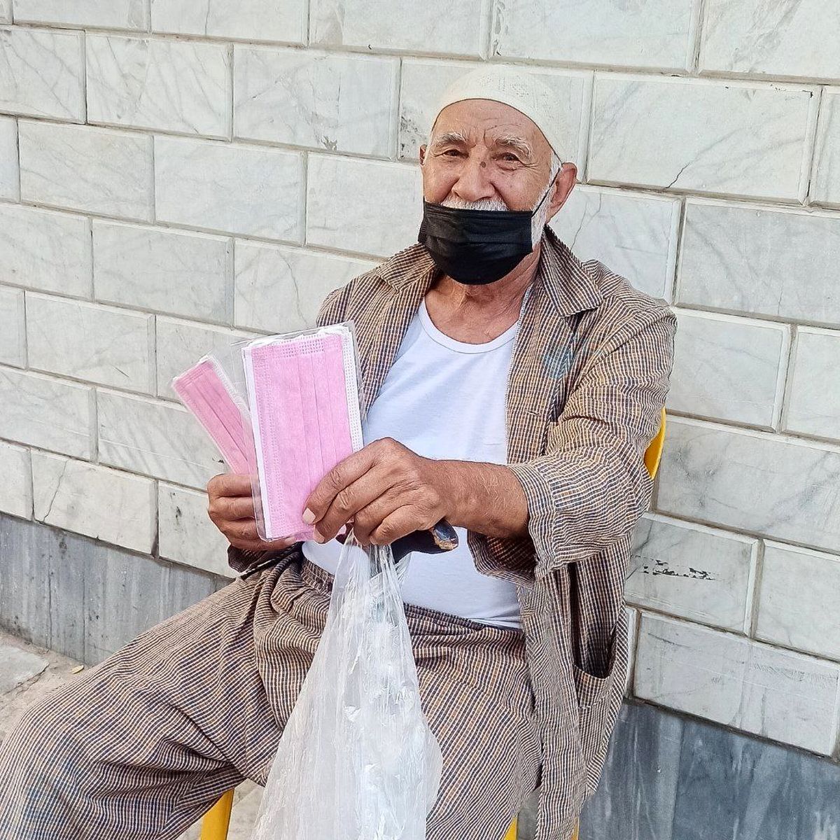عکس پیرمرد ایرانی در شرایط کرونایی جهانی شد