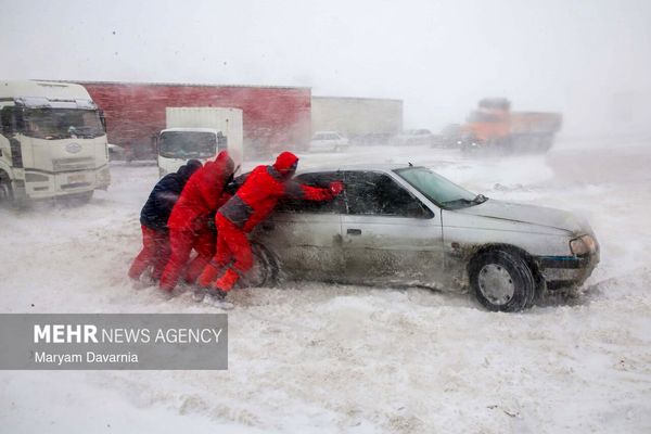 تصاویر: امدادرسانی به خودروهای گرفتار در گردنه برفی 