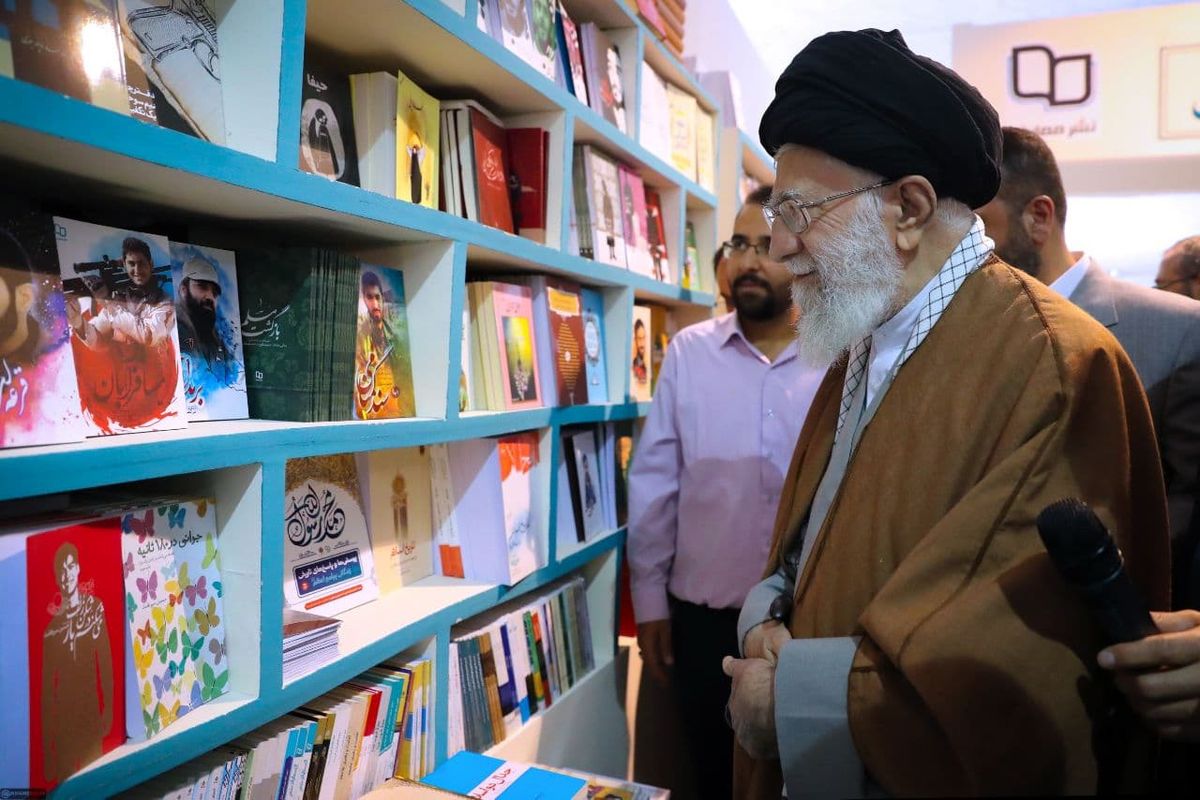 عکسی از رهبر انقلاب در نمایشگاه کتاب سال۹۸