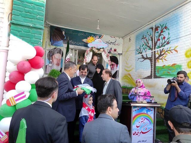 نواختن زنگ جشن شکوفه‌ها 