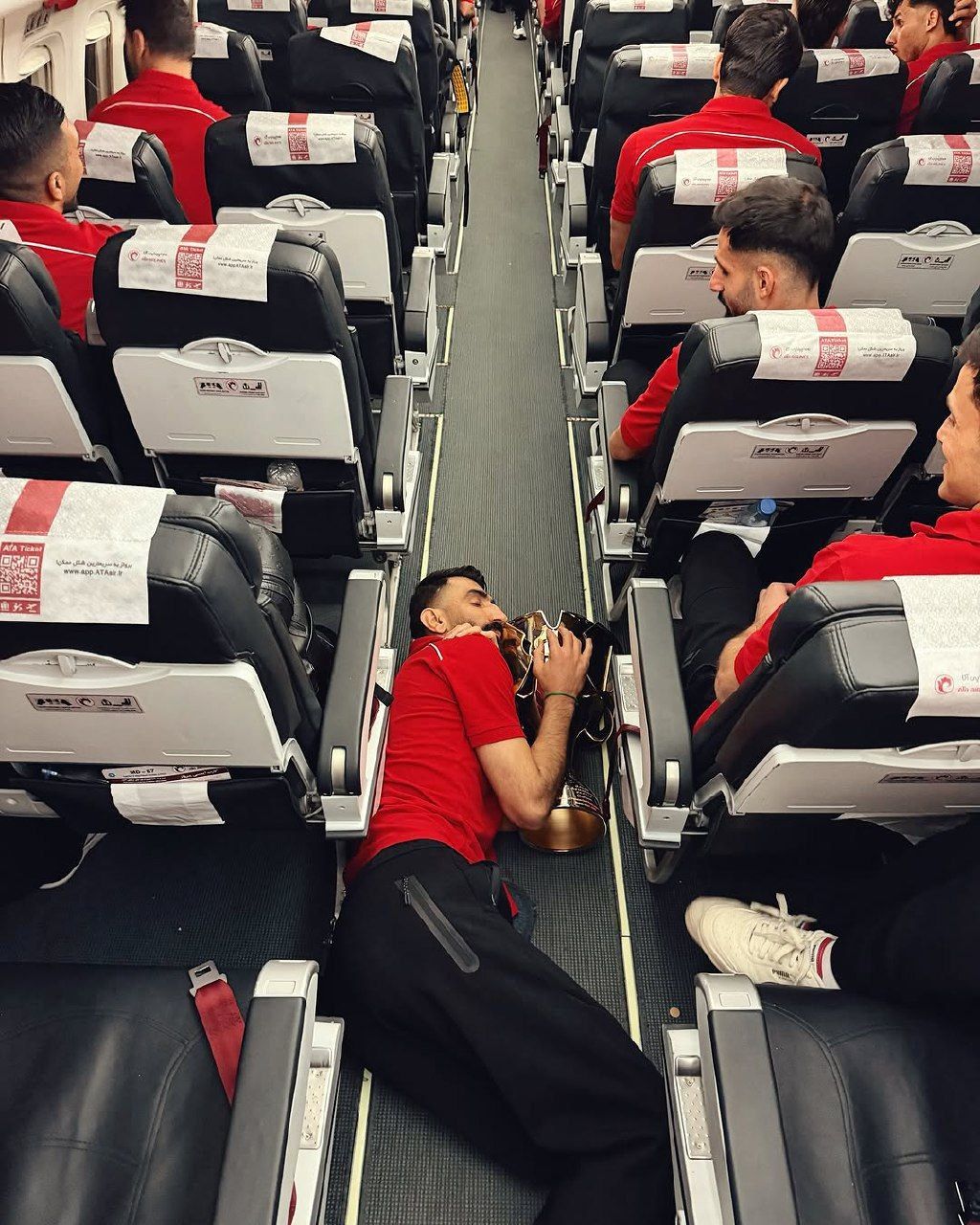 تصاویر یادگاری بازیکنان تراکتور با جام قهرمانی در هواپیما 