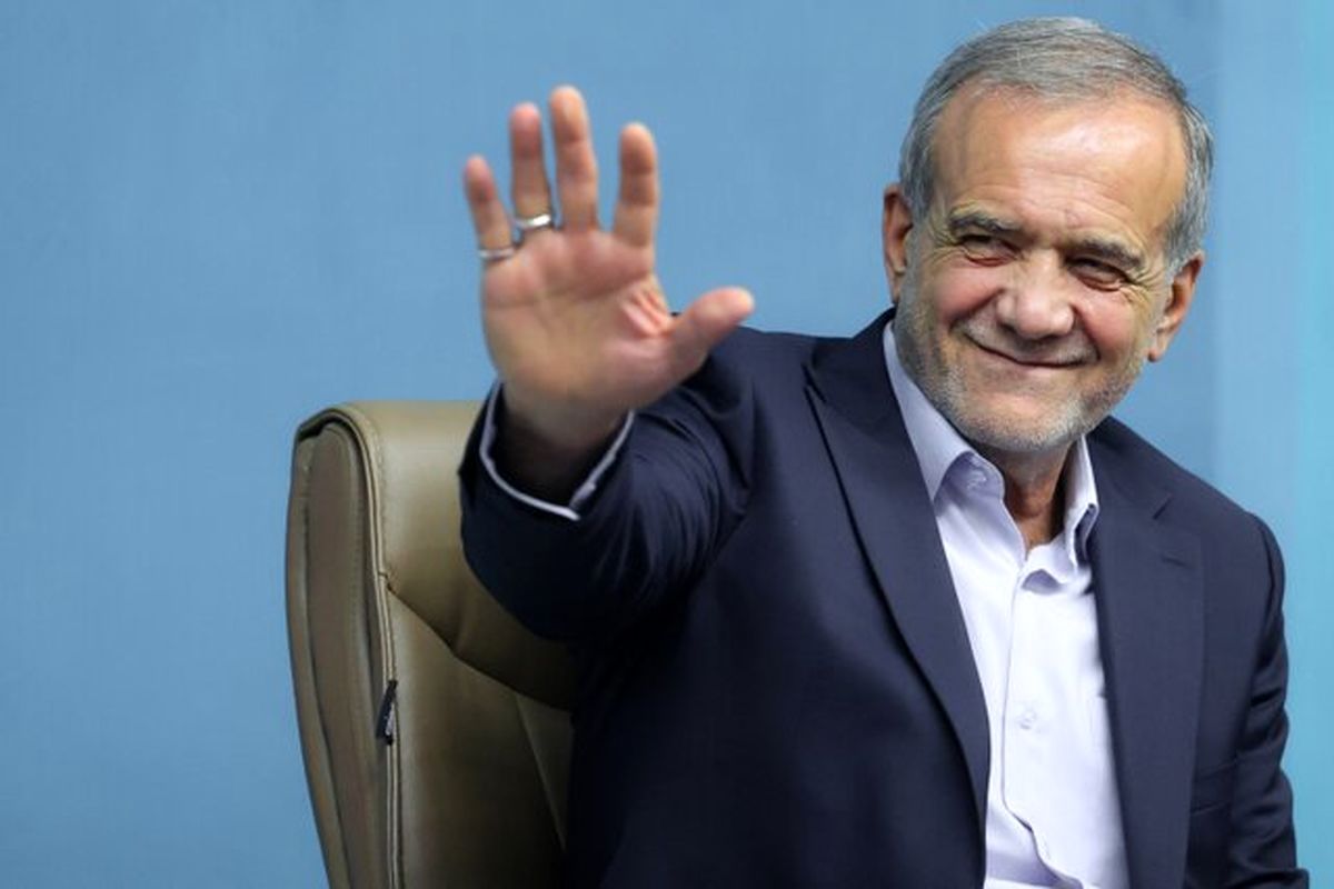 رئیس‌جمهور همراه با ملی‌پوشان فوتبال کشورمان پا به توپ شد