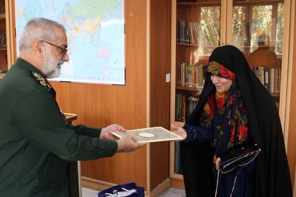 تقدیر سردار شکارچی از مجری معروف +عکس