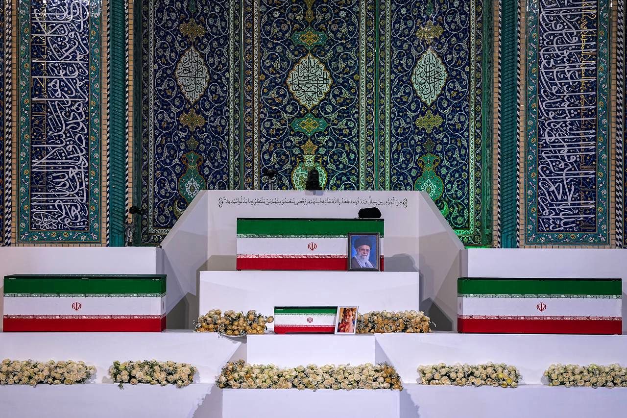 ادای احترام وزیر خارجه کنگو به پیکر مطهر امام شهید