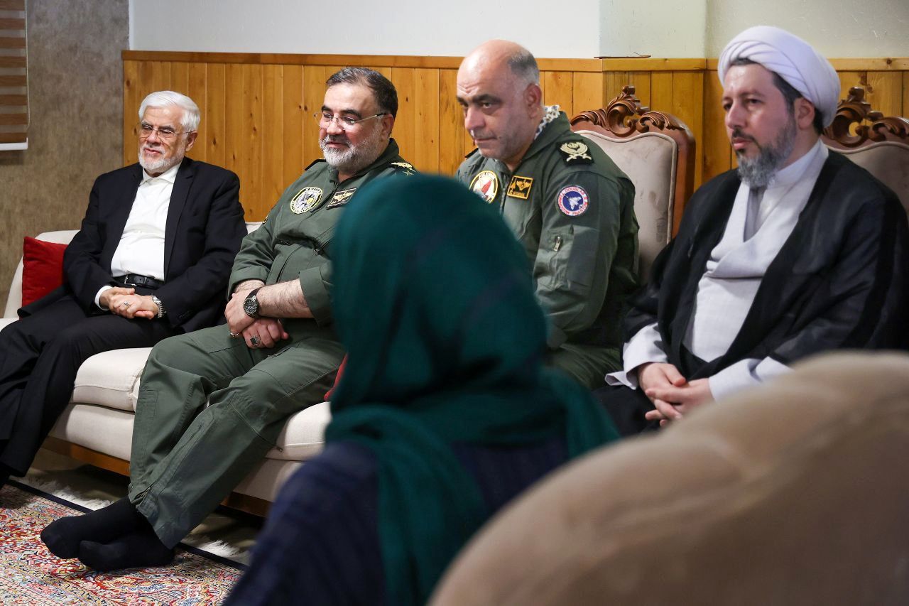 تصاویر: دیدار عارف با یکی از مصدومین و خانواده دو تن از جانباختگان حادثه انفجار بندر شهید رجایی
