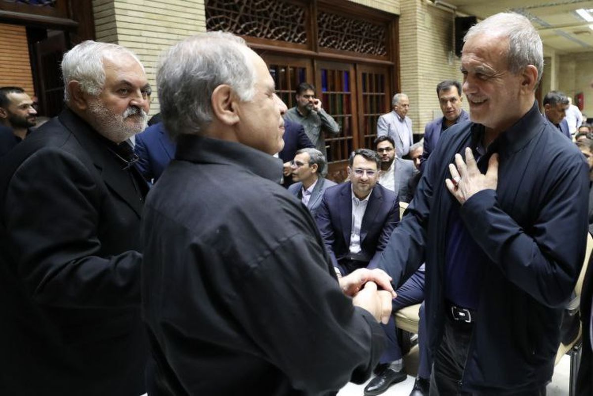 تصاویر: حضور رئیس‌جمهور در مراسم ختم  