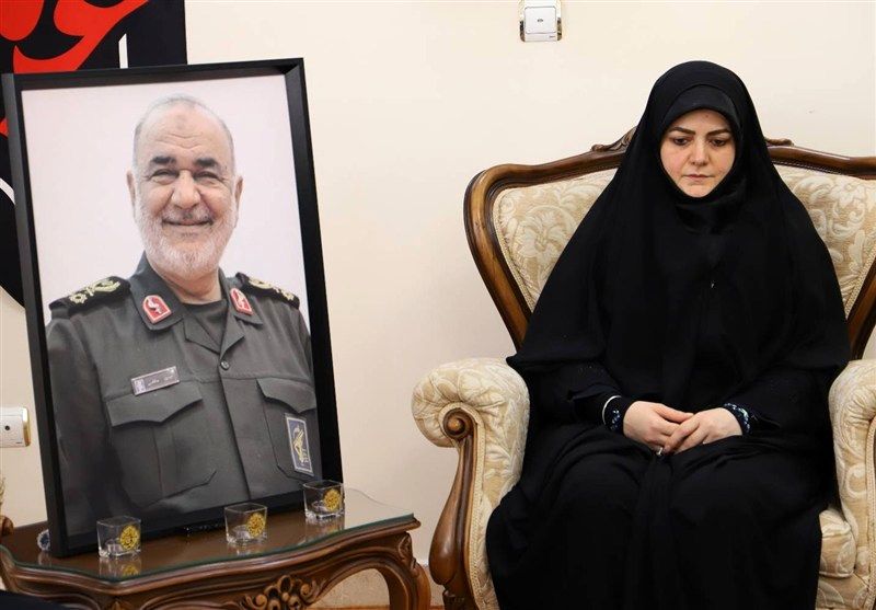 دیدار دختر پزشکیان با خانواده شهید سپهبد سلامی