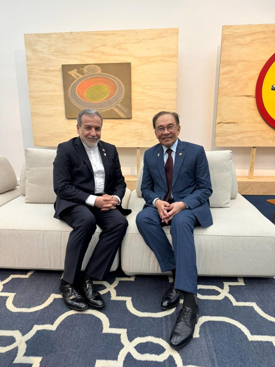 دیدار و گفتگوی عراقچی با نخست وزیر مالزی در حاشیه اجلاس سران بریکس