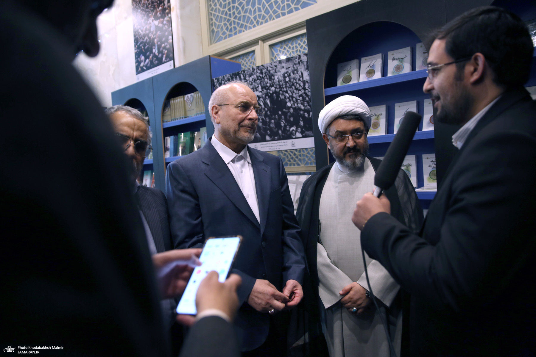 بازدید قالیباف از نمایشگاه عکس امام خمینی (س)