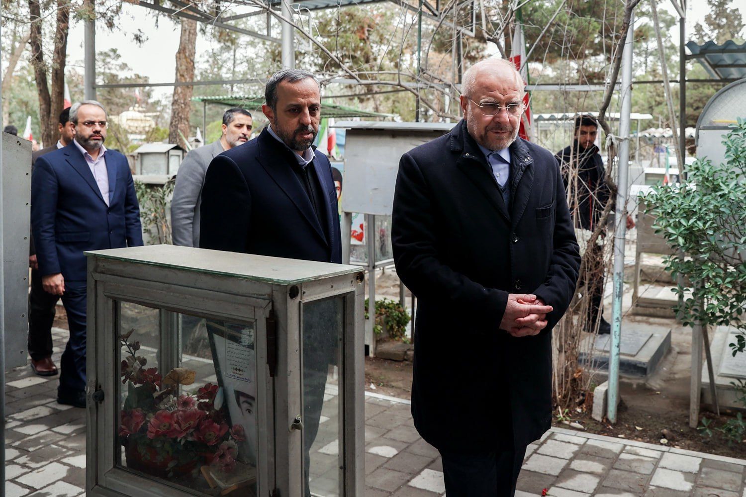 تصاویر: قالیباف، بر سر مزار پاک شهیدان دفاع مقدس، در گلزار شهدای بهشت زهرای تهران 