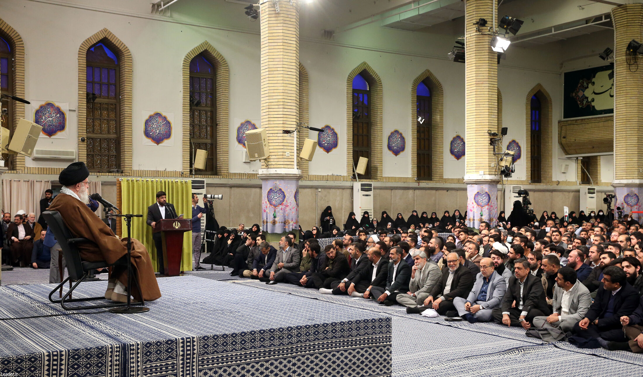 تصاویری از زاویه‌ی دیدی متفاوت، لحظاتی غیررسمی از آنچه در دیدار امروز مداحان با رهبر انقلاب گذشت