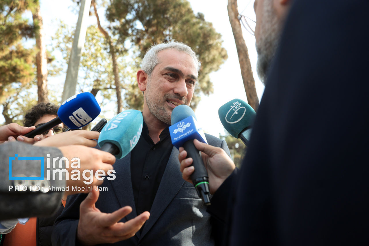 اعضای هیأت دولت در جمع خبرنگاران