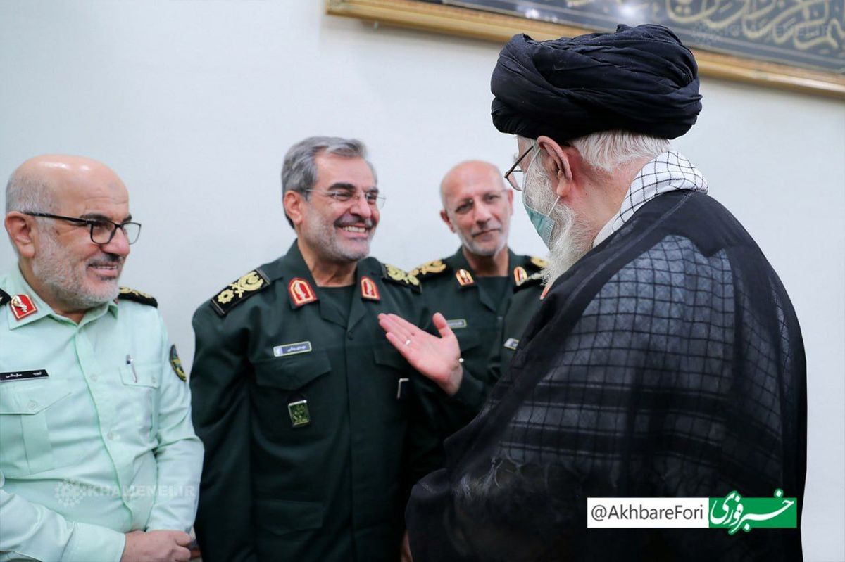 تصویری از سردار شهید مهدی ربانی در کنار رهبر انقلاب اسلامی