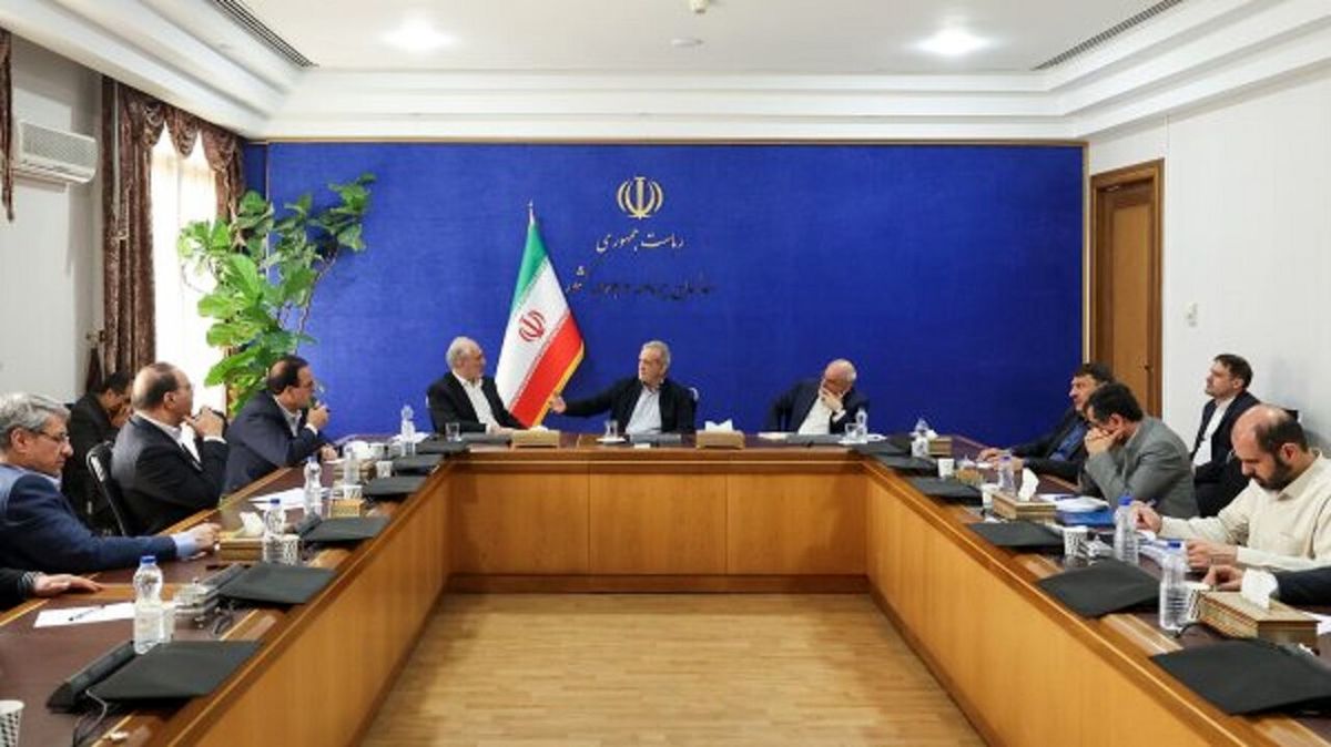 از ظرفیت نخبگان و دانشگاهیان در تدوین برنامه‌های توسعه استفاده شود