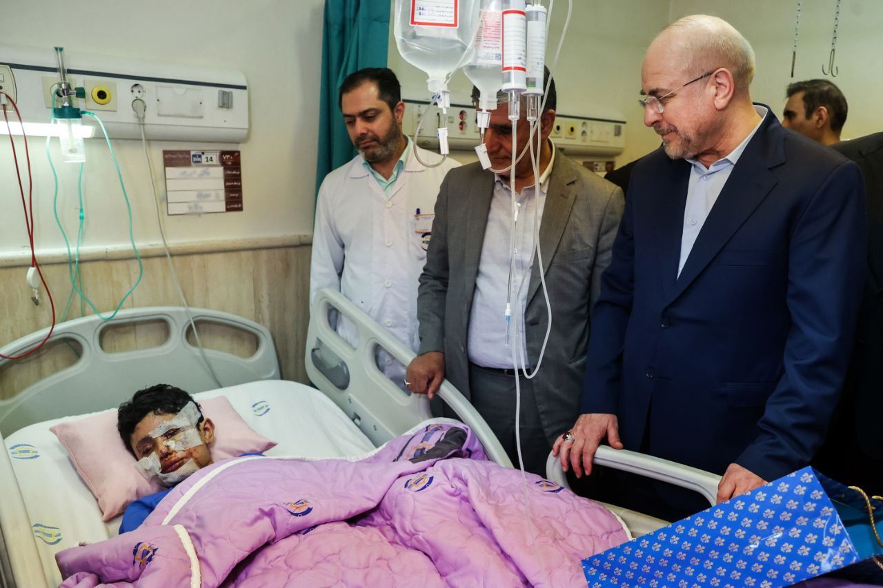 تصاویر: عیادت قالیباف از پسربچهٔ یازده‌سالهٔ مجروح‌شده در جنایت تروریستی رژیم صهونیستی در لبنان