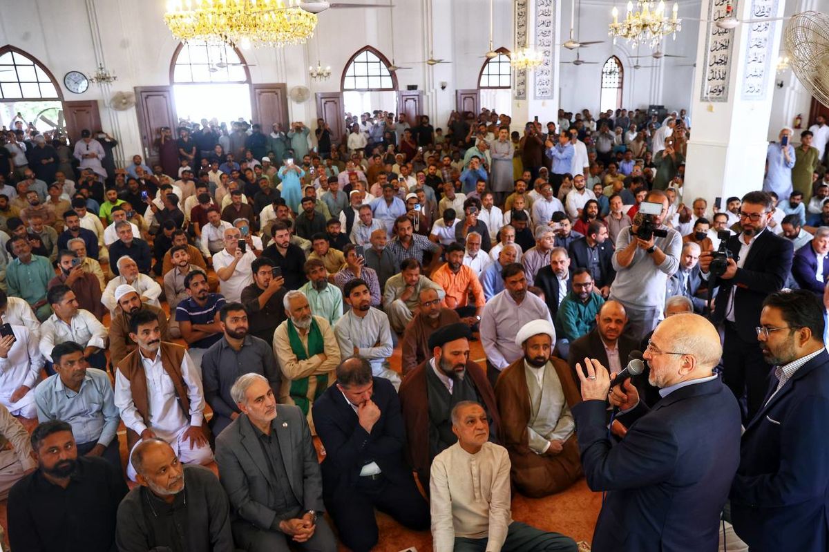 قالیباف در نماز جمعه شهر کراچی شرکت کرد