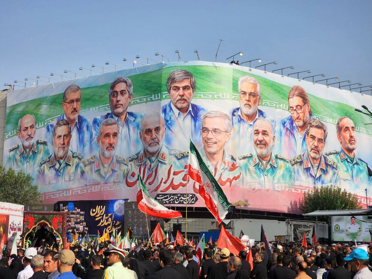 مسئولان  و چهره های سیاسی در حاشیه مراسم تشییع پیکر مطهر شهدای اقتدار چه گفتند؟ / هوشیار و دست به ماشه آماده ایم