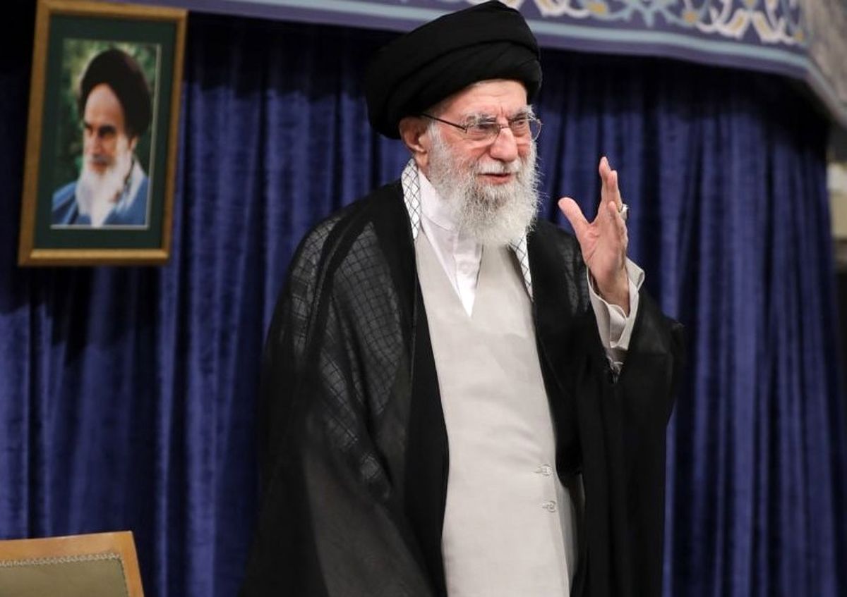 رهبر انقلاب: دست پر ایران در میدان دیپلماسی و در میدان نظامی/ همه بدانند خدای متعال نصرت را برای ملّت ایران تضمین کرده است / یقه جنایتکار نباید رها شود/ نقشه دشمن را در حوادث اخیر خداوند باطل کرد/ ایران نه‌تنها از آمریکا نمی‌ترسد بلکه آن را می‌ترساند