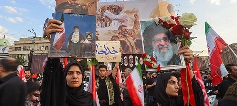 تصاویر حضور مقامات و مسئولین در مراسم تشییع آقای شهید