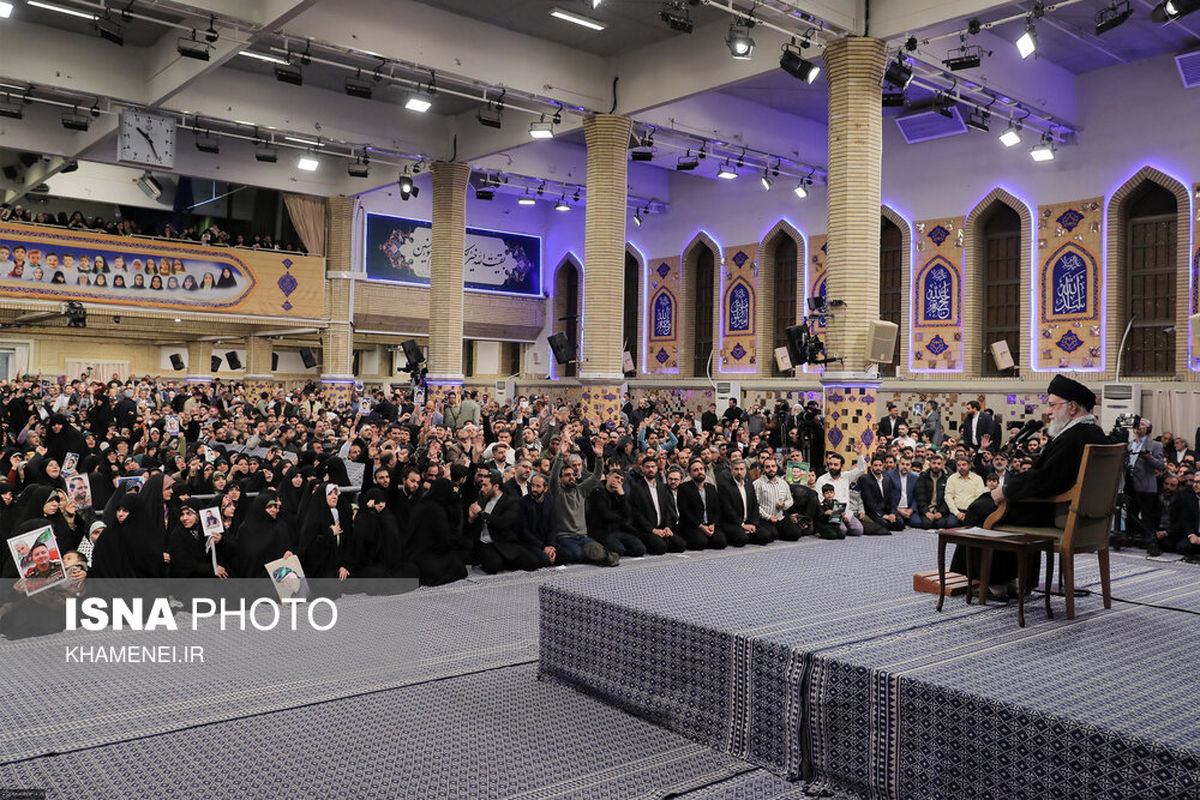 مزاح رهبر انقلاب با شعار یکی از حضار در حین سخنرانی