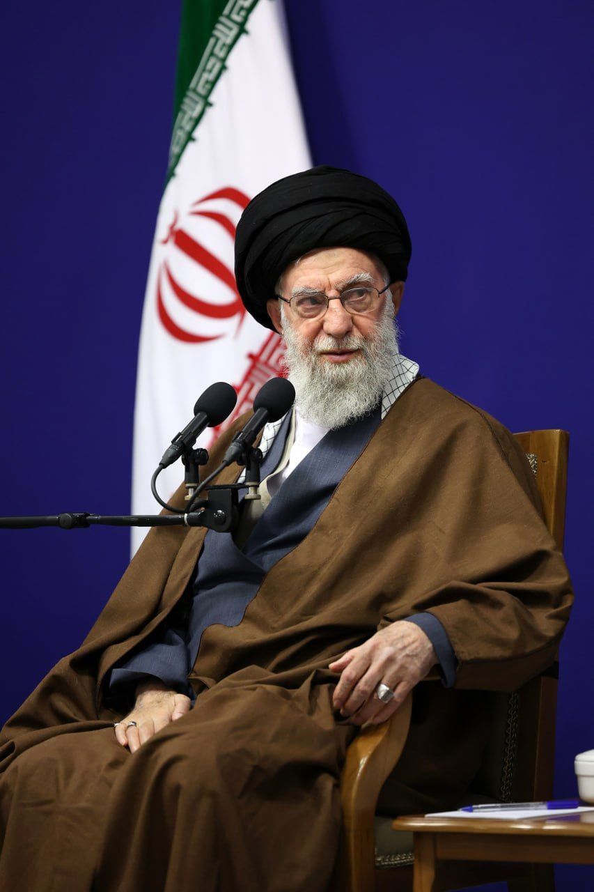 رهبر انقلاب:  درس میرزای نائینی در نجف به فارسی بود و عربها را هم جذب میکرد