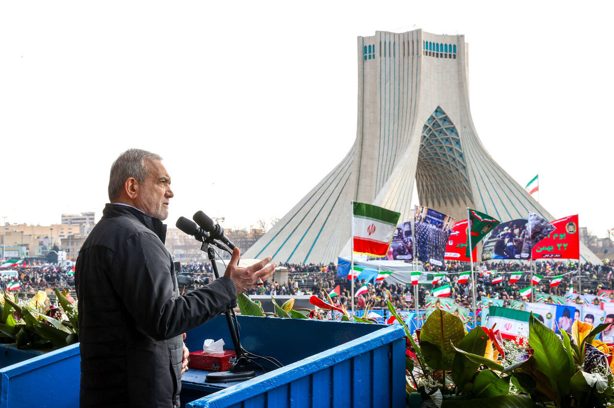 پزشکیان: زندگی ساده فرماندهان، الگوی مدیریت جهادی است/  فریب رسانه‌ای غارتگران ملت را نخورید