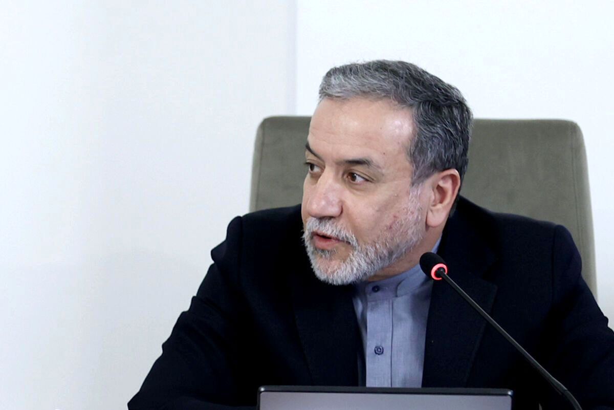 وزیر امور خارجه وارد ارمنستان شد