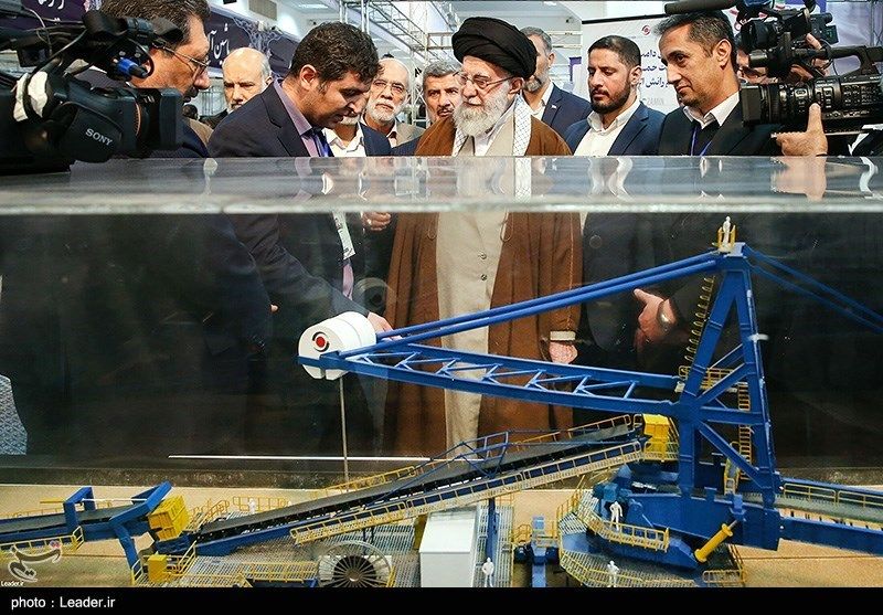 تصاویر: بازدید رهبر انقلاب از نمایشگاه توانمندیهای بخش خصوصی